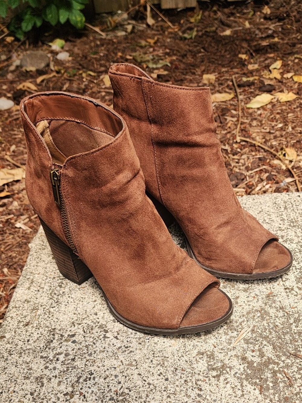 👟GUC 👟 Carlos Santana size 8.5 Faux Suede Brown zipper booties open toe